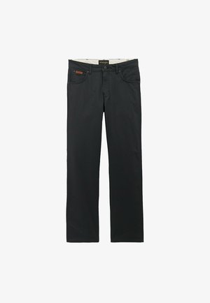 Schwarze Wrangler-Hose mit geradem Bein, Fronttaschen, Gürtelschlaufen, Knopfverschluss und gebrandetem Aufnäher an der rechten Tasche.