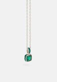 Colar pendente verde esmeralda com uma pedra quadrada, corrente de prata e accentos em esmeralda. Textura suave e acabamento brilhante.