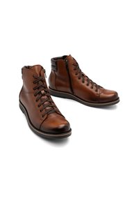 Brązowe skórzane botki za kostkę z sznurowaniem i zamkiem błyskawicznym, okrągłym noskiem, teksturowaną powierzchnią i niską gumową podeszwą.
