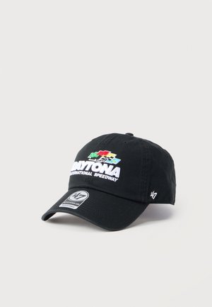 Gorra de béisbol negra ajustable con el logo del Daytona International Speedway y banderas de carreras multicolores bordadas en la parte frontal.