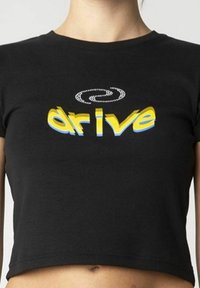 Svart kortärmad t-shirt med en färgglad "drive"-grafik i gult och blått, med en spiraldesign ovanför texten. Mjuk bomullstyg.