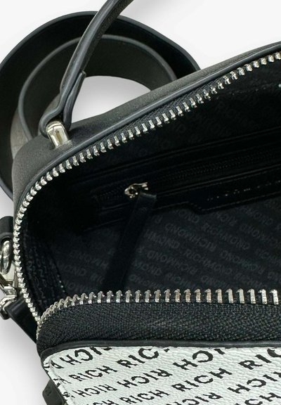Borsa nera con una finitura texture, dettagli in metallo argentato sulla cerniera, e un interno caratterizzato da un motivo ripetuto di logo nero su uno sfondo scuro.