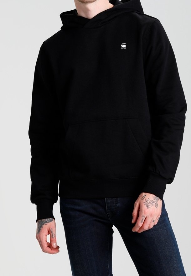 Sudadera negra con bolsillo frontal y un pequeño logo en el pecho. Fabricada con tejido suave, cuenta con capucha ajustable y puños acanalados.