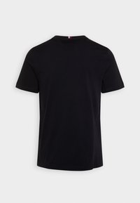 Tommy Hilfiger MONOTYPE COLLEGIATE TEE - Triko s potiskem - desert sky