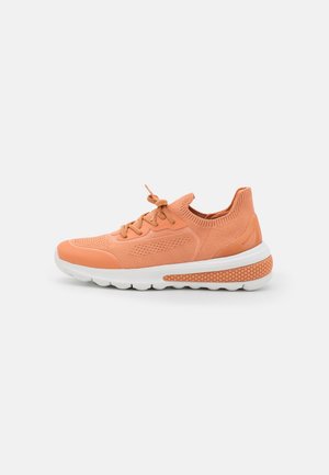 Geox D SPHERICA ACTIF - Sneaker low - peach