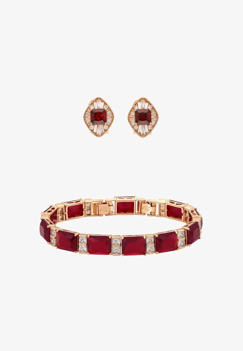 Arany fülbevaló és karkötő szett nagy négyzet alakú piros drágakövekkel, kisebb, áttetsző drágakövekkel geometrikus mintában díszítve.