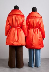 Sunnei BLANKET UNISEX Abrigo de invierno acid orange/naranja