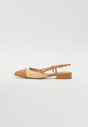 Chaussure slingback beige à talon bas, avec un bout pointu et un accent en paille tissée. Dispose d'une sangle ajustable à la cheville pour un bon ajustement.