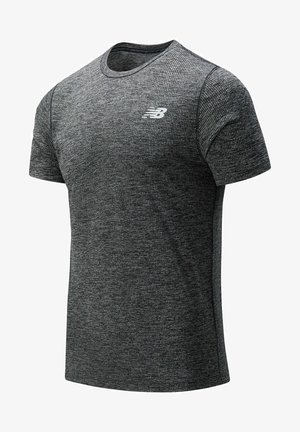 Grijs sportshirt met korte mouwen van gestructureerde stof, met een ronde hals en een subtiel logo aan de bovenkant van de linkerzijde.