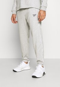 Reebok PIPING JOGGER - Calças de fato de treino - medium grey heather