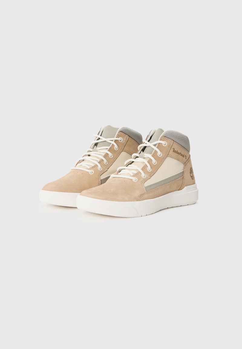 Tanen suede hoge sneakers met een grijze textielkraag, witte rubberen zool en een zijstripaccent. Voorzien van veters en merkdetails.