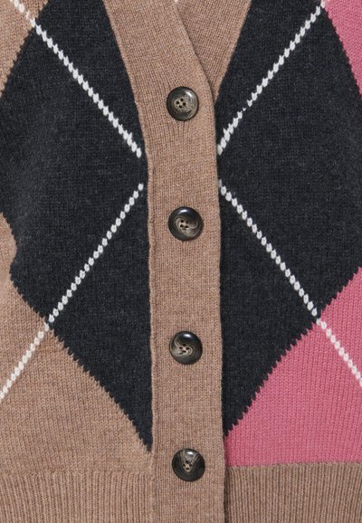 Cardigan maro cu un model argyle, având secțiuni negre, crem și roz. Șase nasturi negri vizibili pe partea din față. Textură moale.