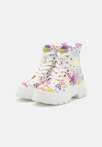 Zapatillas alta con una base blanca, patrones gráficos coloridos, suelas de goma blanca gruesa y cordones redondos. Presenta una marca visible en la lengüeta.