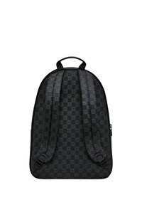 Zaino nero con texture a motivo a griglia, spallacci imbottiti e manico superiore per il trasporto.