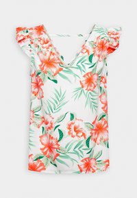 Blouse florale avec un décolleté en V, manches courtes à volants, présentant des fleurs d'hibiscus rouges et roses ainsi que des feuilles vertes sur un fond blanc.