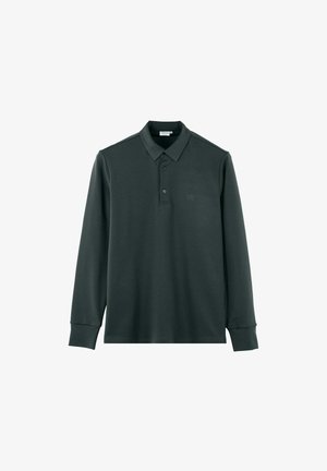 Donkergroene longsleeve polo shirt gemaakt van zacht materiaal, met een kraagnek, een knoopsluiting met drie knopen en een geborduurd logo op de borst.