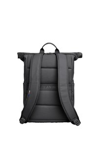 Sac à dos noir avec une face avant rembourrée, fermeture enroulée, bretelles réglables et détail de logo. Fabriqué à partir d'un tissu durable avec une surface texturée.