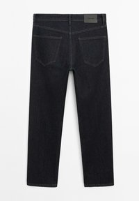 Achteraanzicht van zwarte rechte denim jeans met twee achterzakken en een zwart merkembleem op de tailleband.