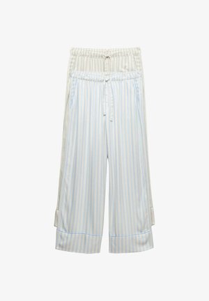 Dos pares de pantalones de pijama sueltos con cordones, uno en rayas azul pálido y blanco, y el otro en color blanco roto sólido, ambos con bolsillos laterales.