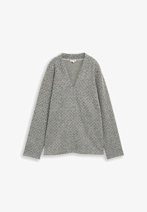 Grijze trui met een V-hals, lange mouwen en een gestructureerd breipatroon. Rechte onderrand en zijsplitten voor meer bewegingsvrijheid.