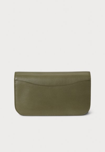 Cartera de cuero verde oliva con textura suave, borde superior curvado y detalle de costuras sutiles. Forma rectangular compacta.