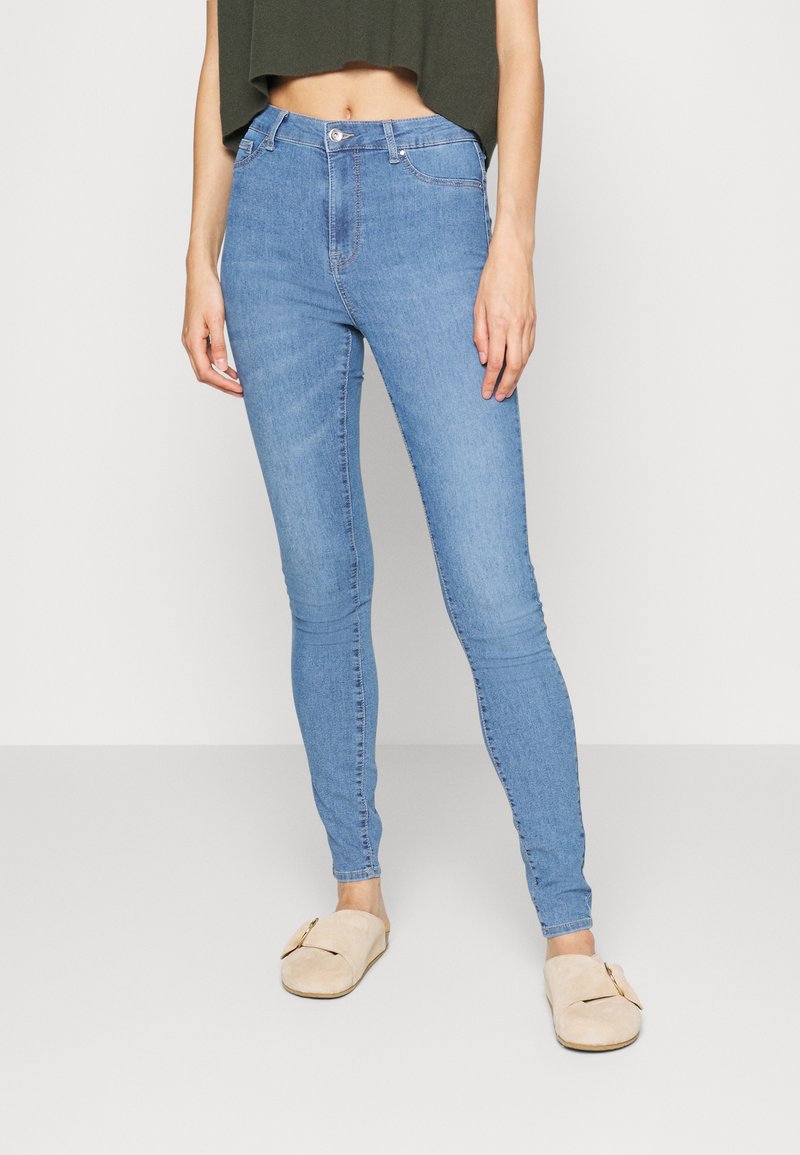 Világoskék, rugalmas denim skinny farmernadrág közepes derékkal, elülső zsebbel, cipzárral és gombos záródással.