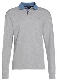 Polo a maniche lunghe in tessuto grigio chiaro con colletto blu strutturato, dotato di una chiusura a due bottoni e piccolo logo sul petto.