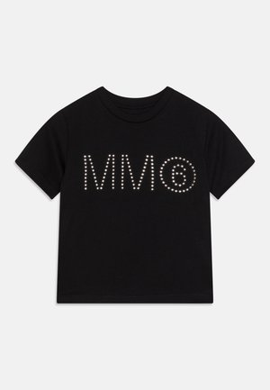 Musta puuvillainen t-paita, jossa on niitattu "MMO"-kuvio. Lyhyet hihat, pyöreä kaula-aukko ja normaali istuvuus. Tasainen ja sileä pinta koko paidan alueella.