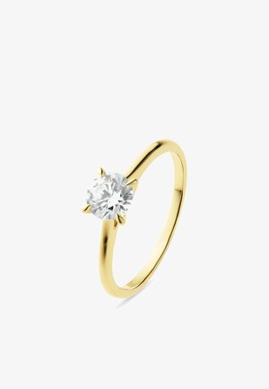 Gelbgoldring mit einem großen runden klaren Diamanten, gehalten von vier Krappen an einem schlichten Band, dargestellt vor weißem Hintergrund.