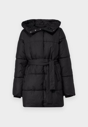 Must värviline pufferjakk kapuutsiga, vööga taljes ja kastiline disain. Valmistatud tikkitud, tekstureeritud kangast, kus on nähtavad õmblused ja nööpide kinnitused.