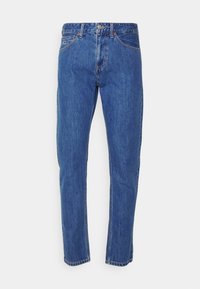 Blå denimjeans med en klassisk femfickdesign, knappstängning och rak passform på en vit bakgrund.