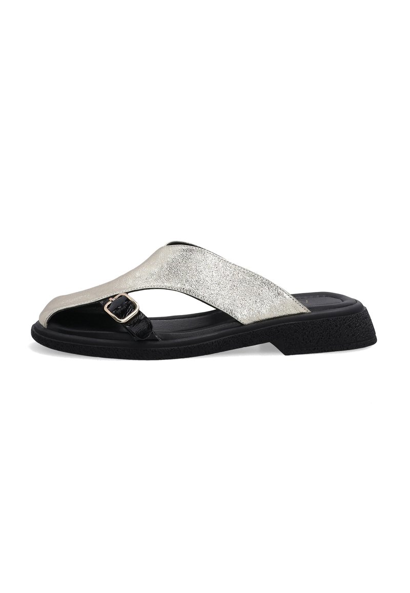 Glitzernder silberner Rutschsandal mit einer schwarzen strukturierten Sohle, ausgestattet mit einem Kreuzriemen-Design und einer kleinen verstellbaren Schnalle an der Seite.