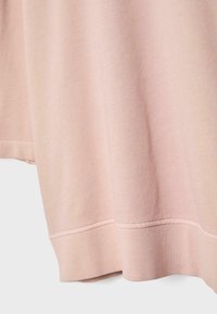 Helles rosa Sweatshirt aus einem strukturierten Stoff, mit geripptem Saum und Bündchen. Das Design zeichnet sich durch eine lockere Passform und minimale Nahtdetails aus.