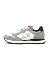 Sneaker grigio e bianco con un mix di suede e pelle. Presenta un accento nero, lacci bianchi e un'etichetta di branding rosa sul tallone. Suola testurizzata.