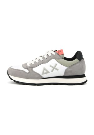 Sneaker grigio e bianco con un mix di suede e pelle. Presenta un accento nero, lacci bianchi e un'etichetta di branding rosa sul tallone. Suola testurizzata.