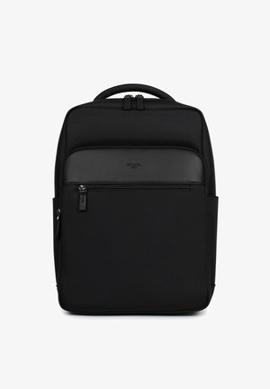 Czarny prostokątny plecak z górnym uchwytem, przednią kieszenią na zamek i gładkim panelem na białym tle.