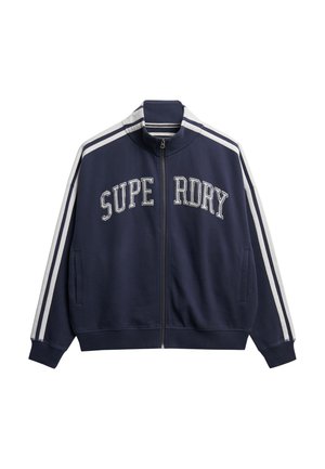 Marineblå zip-up jakke lavet af blødt stof, med hvide striber på skuldrene og "SUPERDRY" tekst broderet på brystet i hvid.