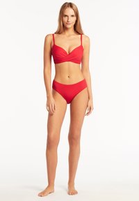 Rode bikini-set met een geraffineerde bralette met verstelbare banden en een hooggetailleerde onderkant, gemaakt van zachte, elastische stof.