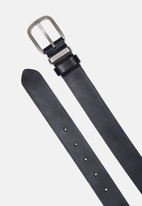 Cinturón de cuero negro con una hebilla rectangular de metal plateado. Presenta cinco agujeros para ajustar el tamaño y tiene una textura suave y uniforme en toda su superficie.