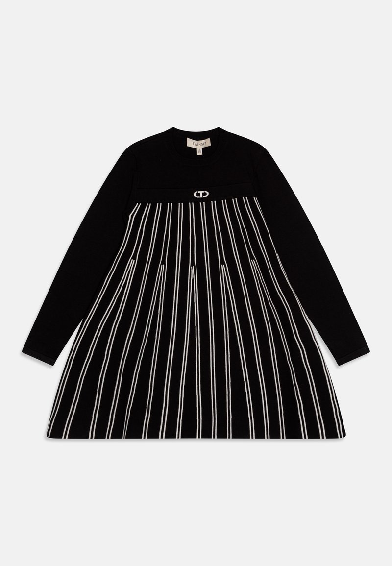 Melna kleita ar garām piedurknēm, ar pieguļošu augšdaļu un platāku svārku. Vertikālas baltas svītras un logo detaļa uz krūtīm.