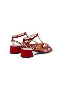 Rote Sandalen mit Absatz und T-Teil-Design, mit Strassverzierungen, aus Wildleder und einer einzigartigen Blockabsatzform.