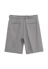 Shorts gris ajustés avec une texture lisse, dotés d'une taille et de deux poches arrière avec un subtil passepoil. Design classique à coupe droite.