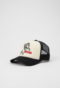 Cappello da autista con un pannello frontale crema e lati in rete nera, caratterizzato da un design di un cavallo ricamato e testo rosso "Brixton" sul fronte.