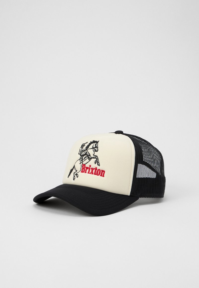 Cappello da autista con un pannello frontale crema e lati in rete nera, caratterizzato da un design di un cavallo ricamato e testo rosso "Brixton" sul fronte.