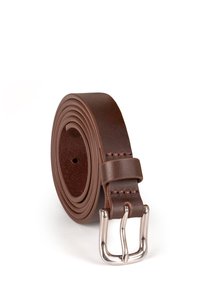 Cinturón de cuero marrón con textura suave, que presenta una hebilla de metal plateado y un diseño ajustable con múltiples agujeros para un mejor ajuste.
