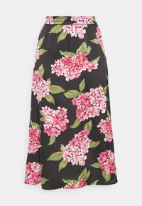 Saia maxi floral com fundo preto, apresentando flores rosa e brancas e folhas verdes. Cintura elástica, textura de tecido suave.
