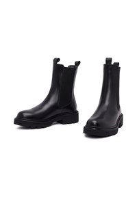 Czarne skórzane botki za kostkę z elastycznymi panelami bocznymi i uchwytami. Gruba, fakturowana gumowa podeszwa z lekkim obcasem. Gładkie wykończenie.