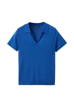 Tricou polo tricotat albastru cu mâneci scurte, decolteu adânc în V și guler, afișat întins pe un fundal alb.
