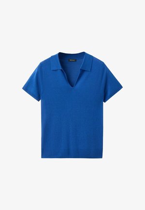 Tricou polo tricotat albastru cu mâneci scurte, decolteu adânc în V și guler, afișat întins pe un fundal alb.
