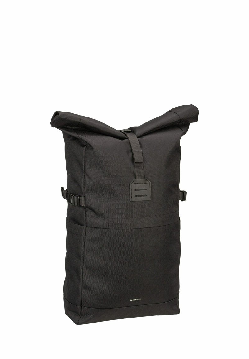 Svart rullöppnad ryggsäck i strukturerad tyg, med justerbara sidostroppar, ett logomärke och en strömlinjeformad rektangulär form.